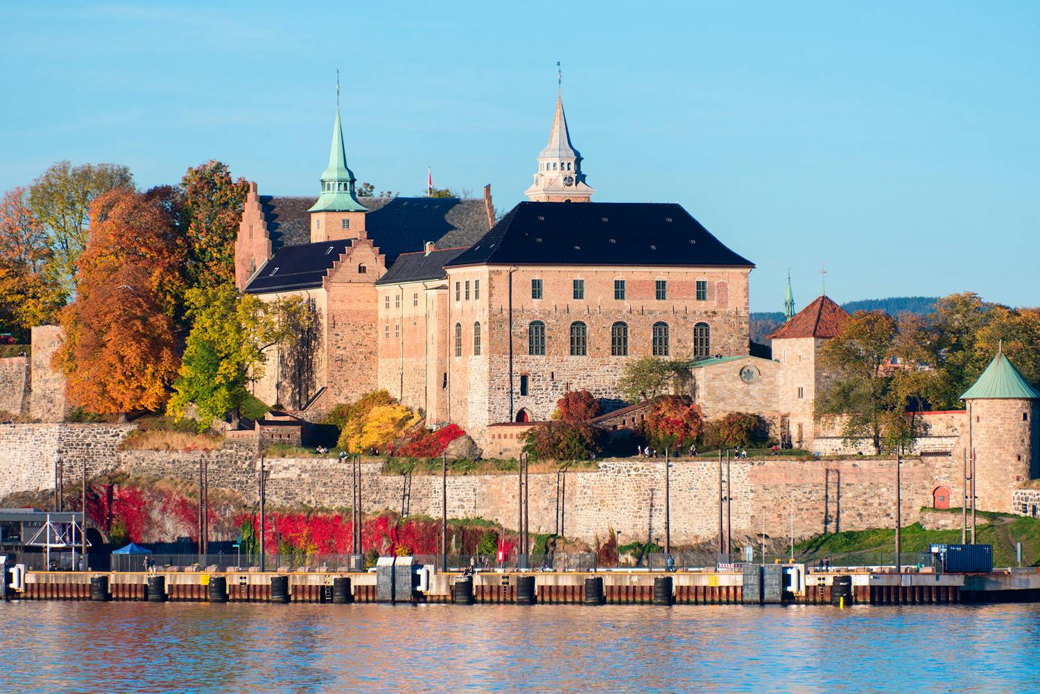 Akershusin linna ja linnoitus. Oslossa on myös upeita esimerkkejä historiallisesta arkkitehtuurista.